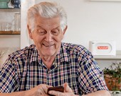 Terveysteknologian markkinajohtaja tarjoaa nyt ikäihmisten turvapuhelinpalveluita myös yksityisasiakkaille Suomessa  